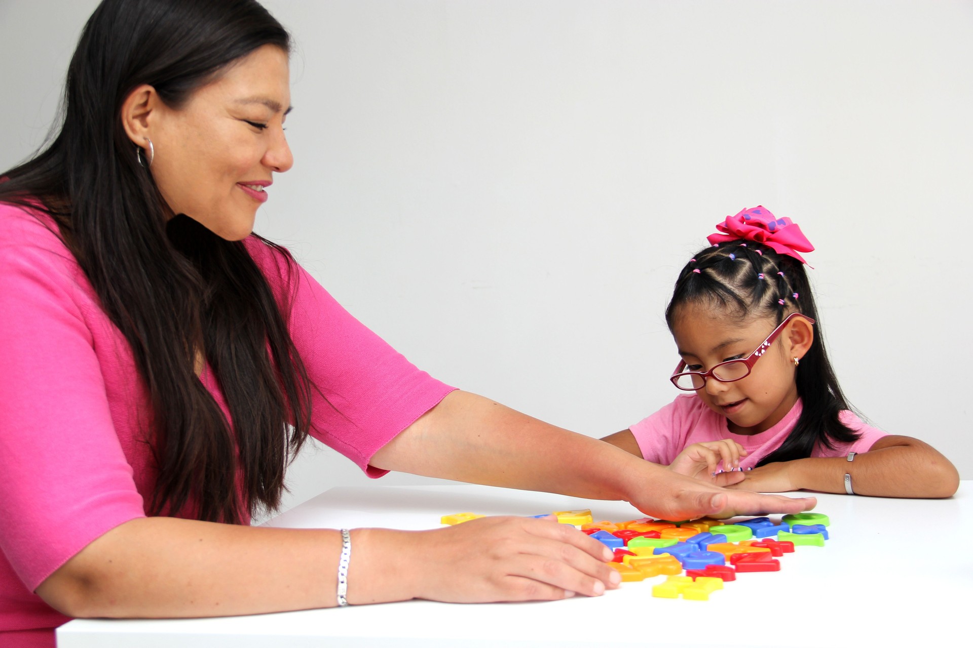 4-year-old Latina girl takes child therapy with the psychotherapist through games to treat her atuism and emotions to learn about her cognitive abilities
